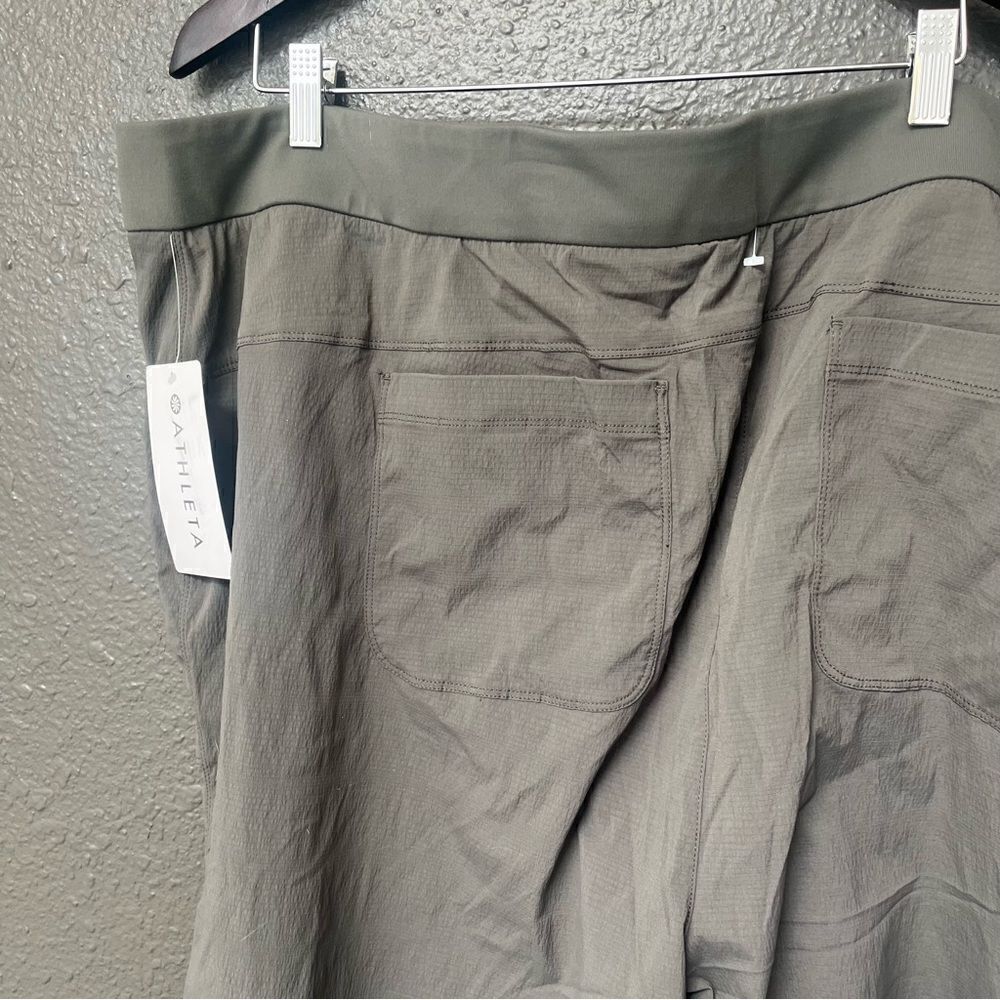 athleta trekkie bermuda 2.0 26 Mountian Olive - Picture 6 of 13